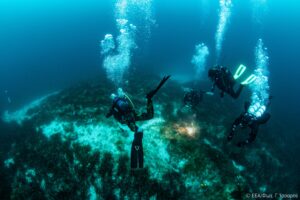 Δύτες προσεγγίζοντας το κλασικό Ναύαγιο της Αλοννήσου